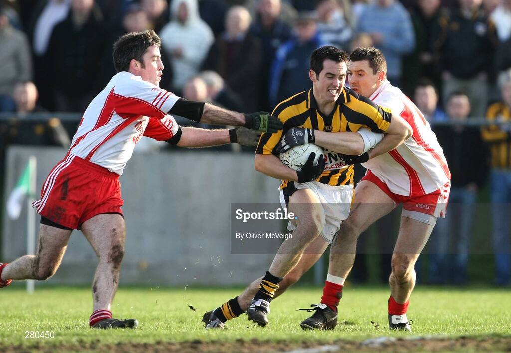 27 January 2008; Aaron Kernan, Crossmaglen Rangers, in action against Fergus McMahon and Hughie Cunningham, Tir Chonaill Gaels. AIB All-Ireland Club Football Championship Quarter-Final, Tir Chonaill Gaels v Crossmaglen Rangers, Emerald Gaelic Grounds, Ruislip, London, England. Picture credit: Oliver McVeigh / SPORTSFILE