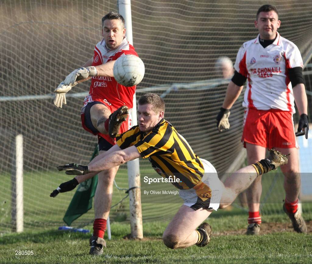 27 January 2008; John McEntee, Crossmaglen Rangers, in action against Brian McBrearty, Tir Chonaill Gaels. AIB All-Ireland Club Football Championship Quarter-Final, Tir Chonaill Gaels v Crossmaglen Rangers, Emerald Gaelic Grounds, Ruislip, London, England. Picture credit: Oliver McVeigh / SPORTSFILE