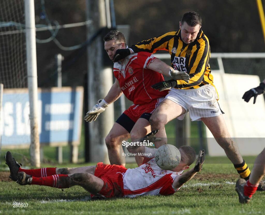 27 January 2008; Oisin McConville, Crossmaglen Rangers,  in action against Shaun Campbell and Brian McBrearty, Tir Chonaill Gaels. AIB All-Ireland Club Football Championship Quarter-Final, Tir Chonaill Gaels v Crossmaglen Rangers, Emerald Gaelic Grounds, Ruislip, London, England. Picture credit: Oliver McVeigh / SPORTSFILE