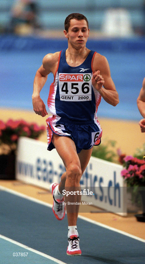 27 February 2000; Yuriy Borzakovskiy of Russia on his way to winning the Mens 800m final during day three of the European Indoor Athletics Championships at Flanders Sports Arena in Ghent, Belgium. Photo by Brendan Moran/Sportsfile