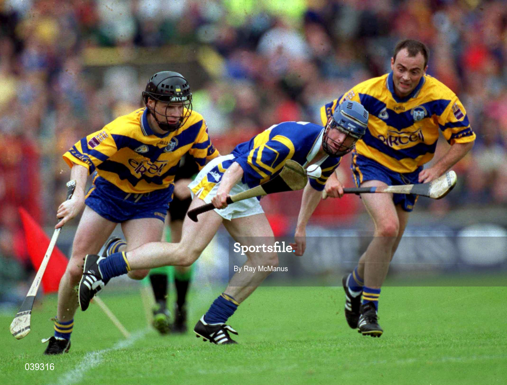 11 June 2000; Paddy O'Brien of Tipperary in action against Frank Lohan, left, and Anthony Daly of Clare during the Guinness Munster Senior Hurling Championship Semi-Final match between Tipperary and Clare at Páirc Uí Chaoimh in Cork. Photo by Ray McManus/Sportsfile