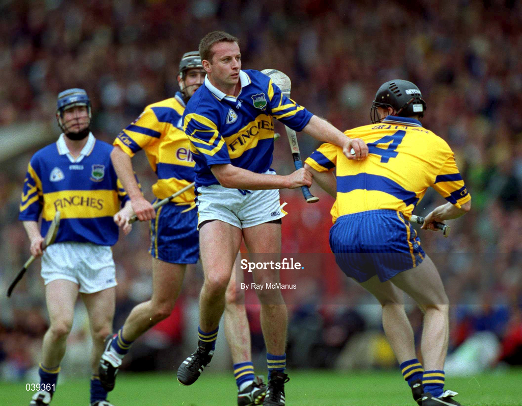 11 June 2000; Brian O'Meara of Tipperary in action against Frank Lohan, 4, and Clare during the Guinness Munster Senior Hurling Championship Semi-Final match between Tipperary and Clare at Páirc Uí Chaoimh in Cork. Photo by Ray McManus/Sportsfile