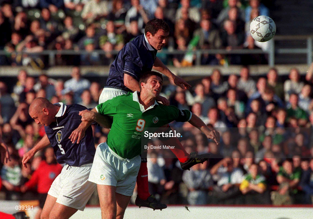 30 May 2000; Niall Quinn of Republic of Ireland in action against Christian Dailly and Matt Elliott, left, of Scotland during the International Friendly match between Republic of Ireland and Scotland at Lansdowne Road in Dublin. Photo by David Maher/Sportsfile