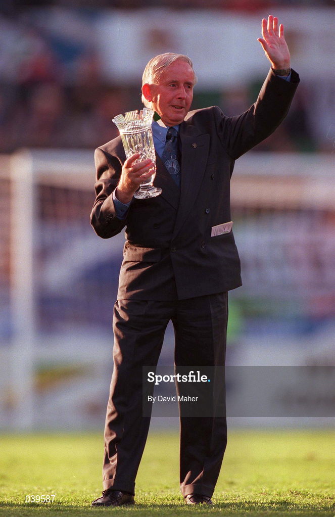 30 May 2000; Rep of Ireland equipment officer Charlie O'Leary waves to the crowd after he was presented with a momento for his services to Irish soccer during the International Friendly match between Republic of Ireland and Scotland at Lansdowne Road in Dublin. Photo by David Maher/Sportsfile