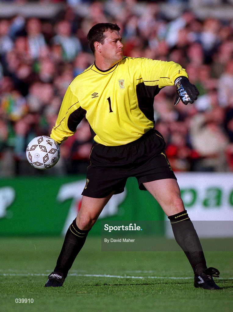 30 May 2000; Neil Sullivan of Scotland during the International Friendly match between Republic of Ireland and Scotland at Lansdowne Road in Dublin. Photo by David Maher/Sportsfile