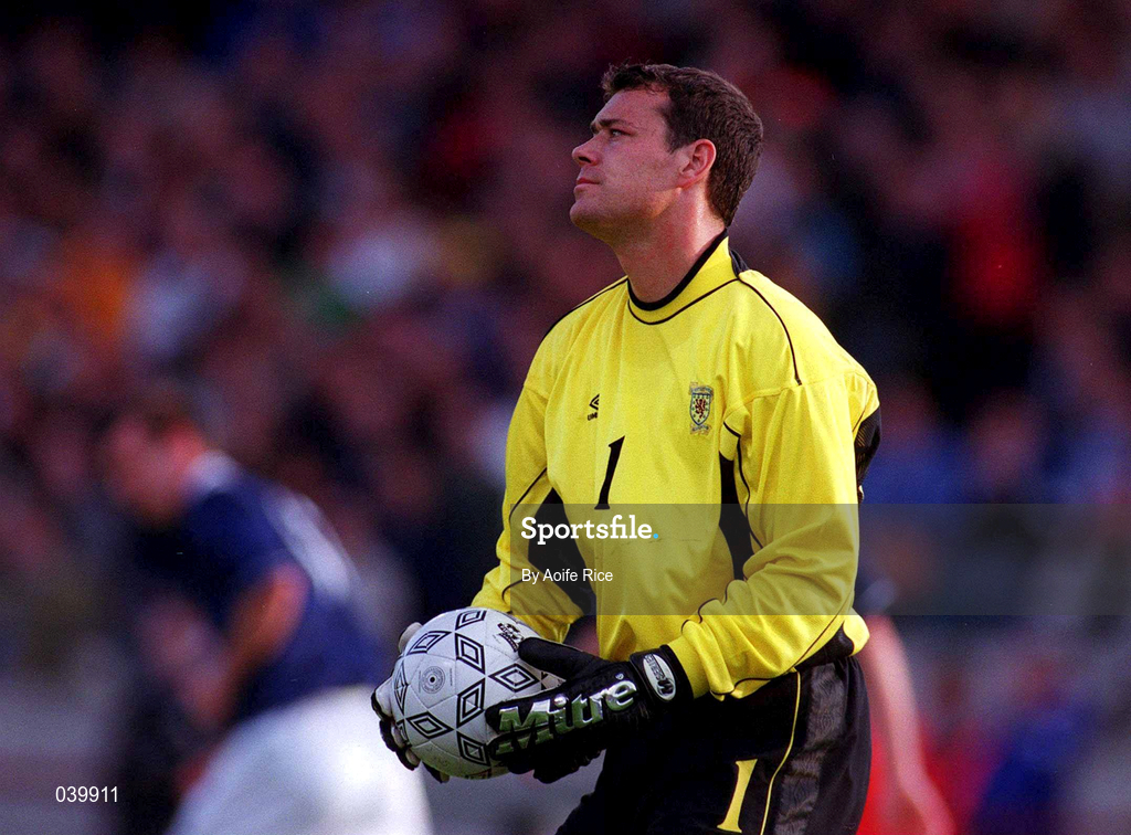 30 May 2000; Scotland goalkeeper Neil Sullivan during the International Friendly match between Republic of Ireland and Scotland at Lansdowne Road in Dublin. Photo by Aoife Rice/Sportsfile