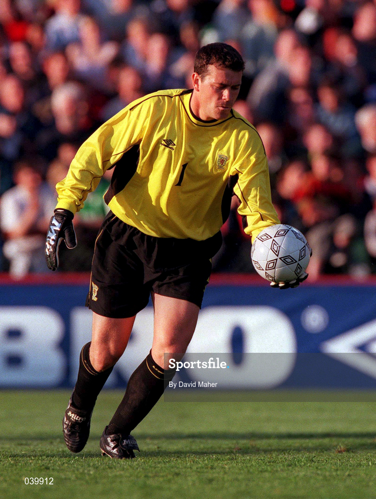 30 May 2000; Neil Sullivan of Scotland during the International Friendly match between Republic of Ireland and Scotland at Lansdowne Road in Dublin. Photo by David Maher/Sportsfile