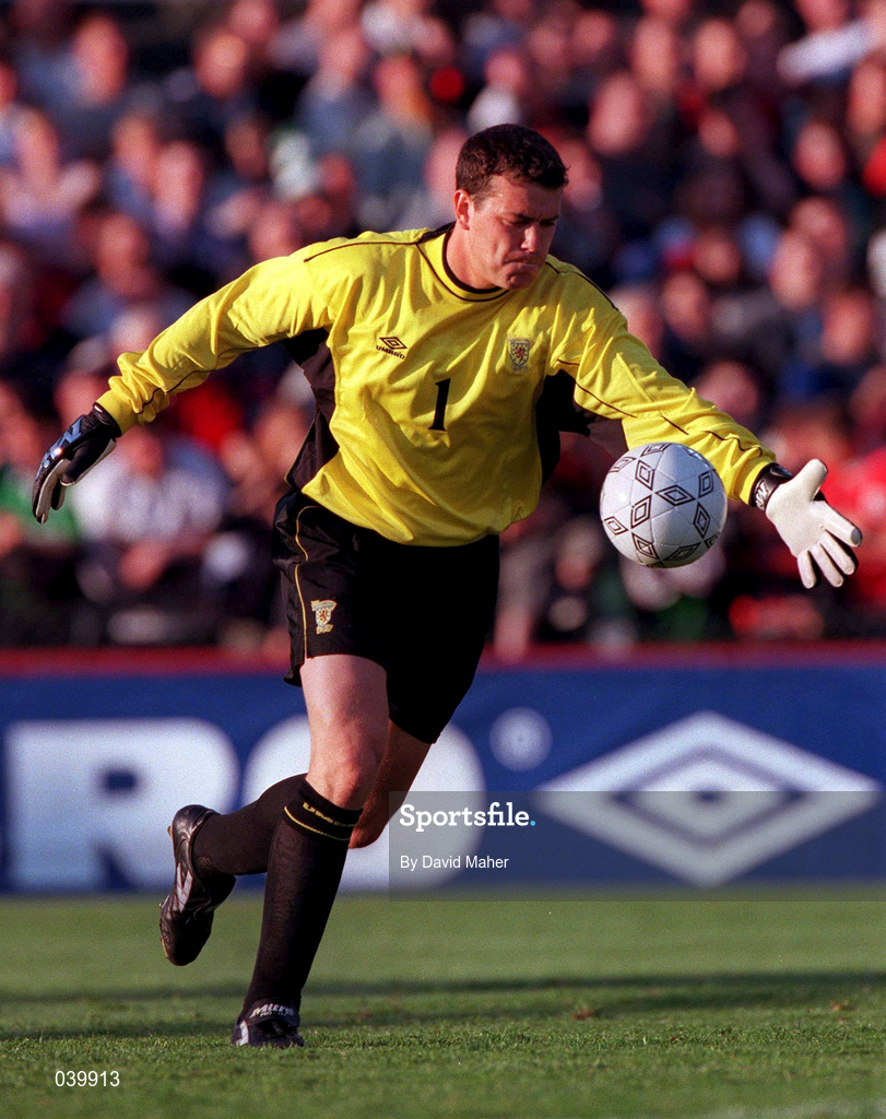 30 May 2000; Neil Sullivan of Scotland during the International Friendly match between Republic of Ireland and Scotland at Lansdowne Road in Dublin. Photo by David Maher/Sportsfile