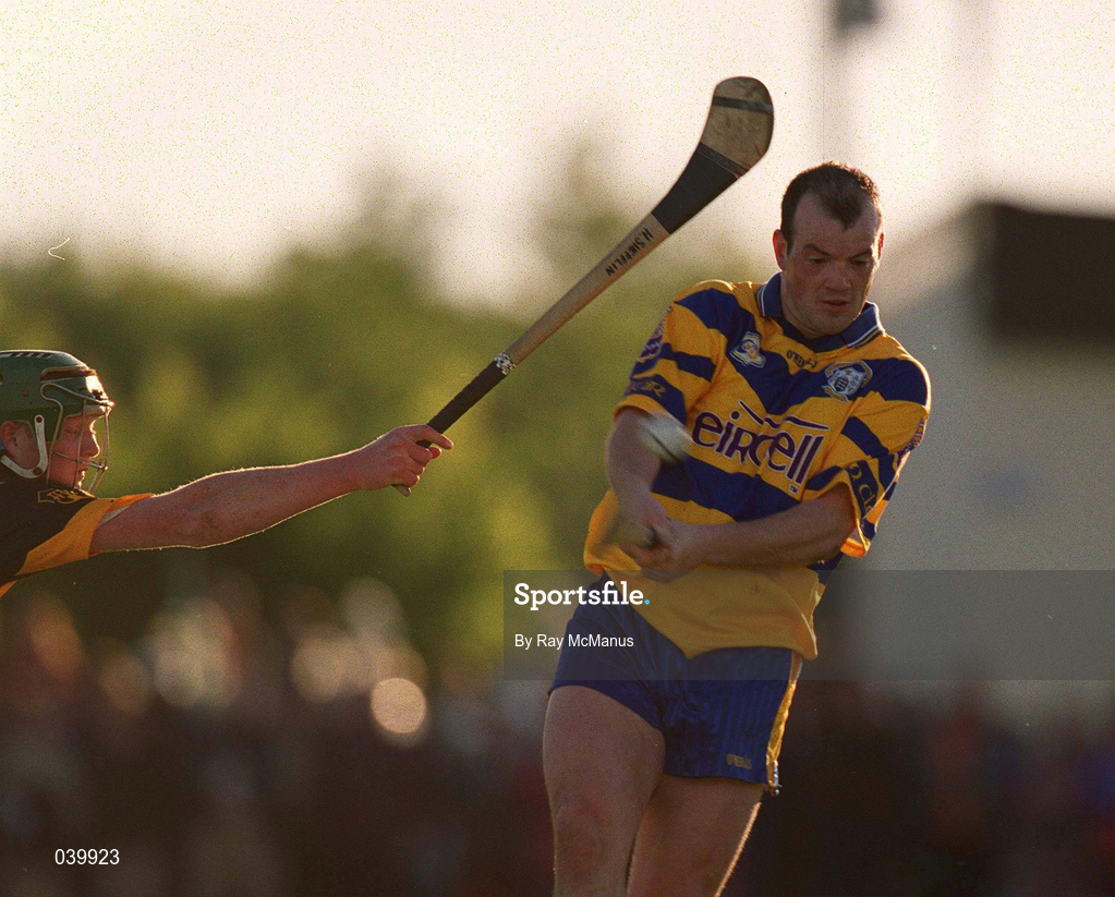 28 May 2000; Ollie Baker of Clare during the Senior Hurling Challenge match between Kilkenny and Clare at Young Ireland's GAA Ground in Gowran, Kilkenny. Photo by Ray McManus/Sportsfile