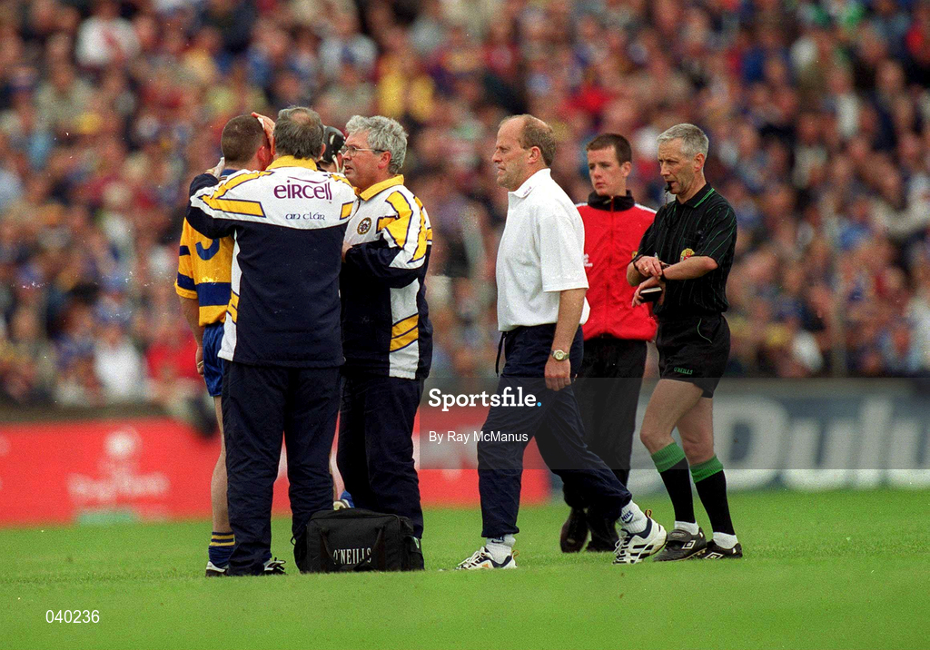 11 June 2000; Clare manager Ger Loughnane watches on as Colin Lynch is given treatment for a head injury during the Guinness Munster Senior Hurling Championship Semi-Final match between Tipperary and Clare at Páirc Uí Chaoimh in Cork. Photo by Ray McManus/Sportsfile