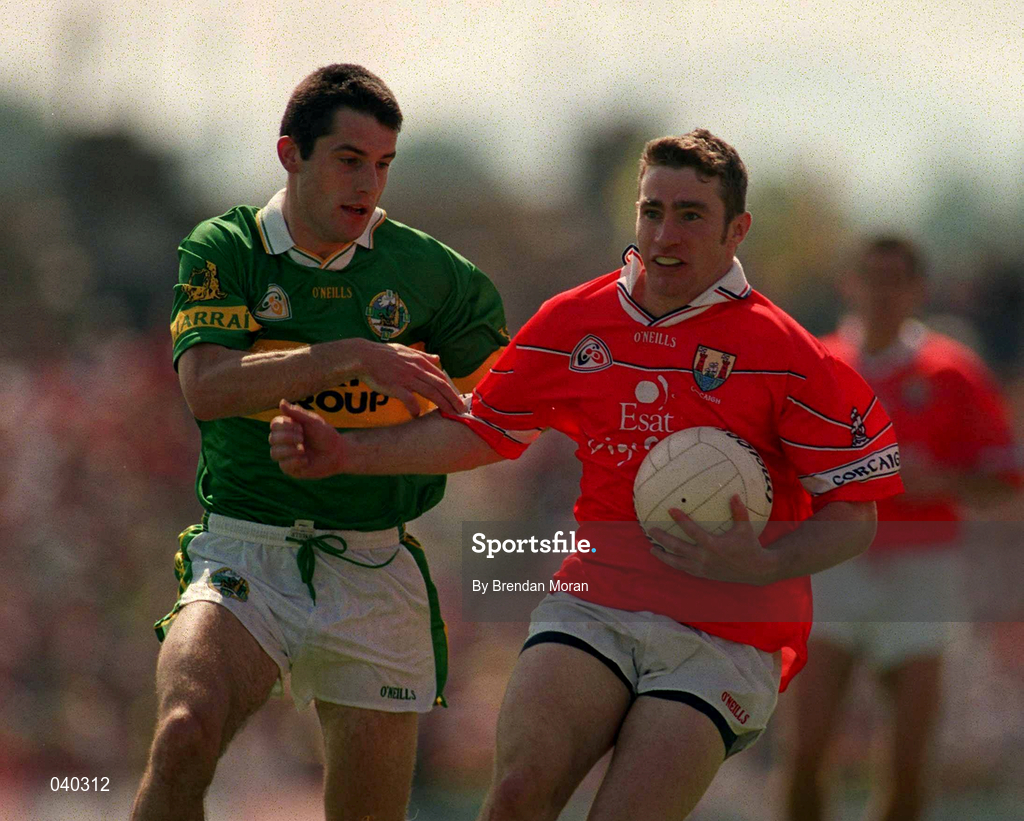 18 June 2000; Eoin Sexton of Cork in action against Aodan MacGearailt of Kerry during the Bank of Ireland Munster Senior Football Championship Semi-Final match between Kerry and Cork at Fitzgerald Stadium in Killarney, Kerry. Photo by Brendan Moran/Sportsfile