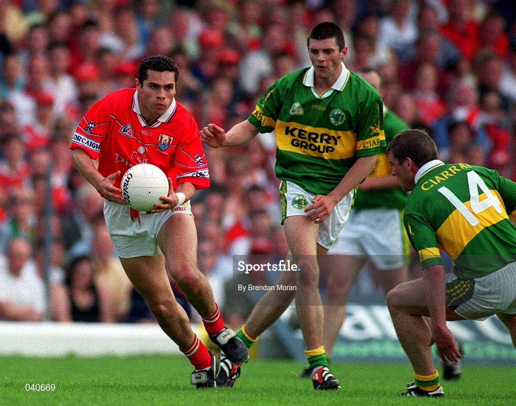 18 June 2000; Seán Óg Ó hAilpín of Cork in action againstDara Ó Cinnéide, 14, and Aodán Mac Gearailt of Kerry during the Bank of Ireland Munster Senior Football Championship Semi-Final match between Kerry and Cork at Fitzgerald Stadium in Killarney, Kerry. Photo by Brendan Moran/Sportsfile