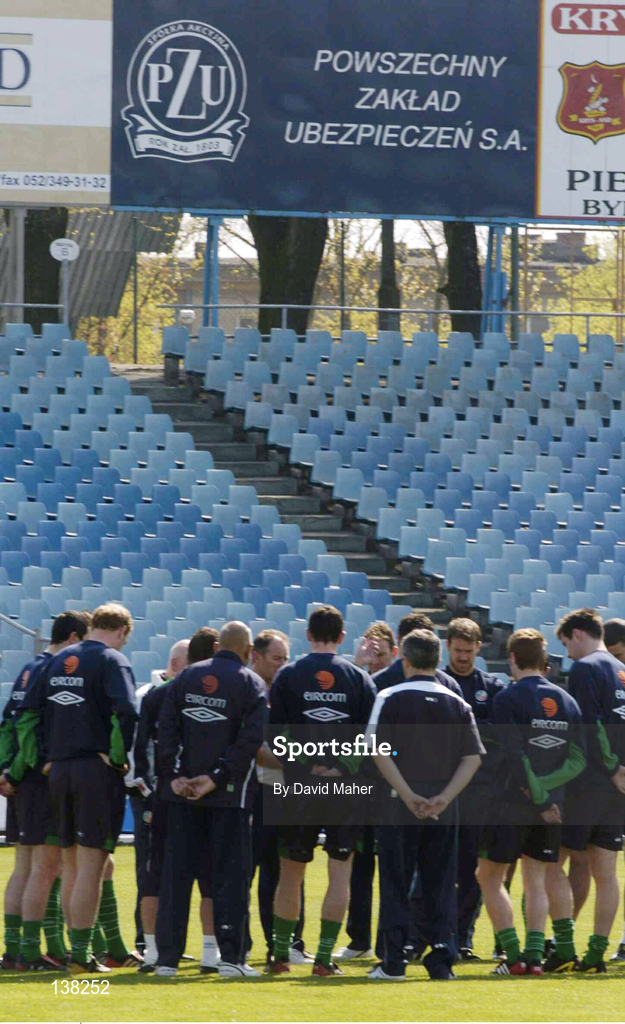 27 April 2004; Manager Brian Kerr speaks to his players and staff during a Republic of Ireland training session at WKS Zawisza Stadium in Bydgoszcz, Poland. Photo by David Maher/Sportsfile