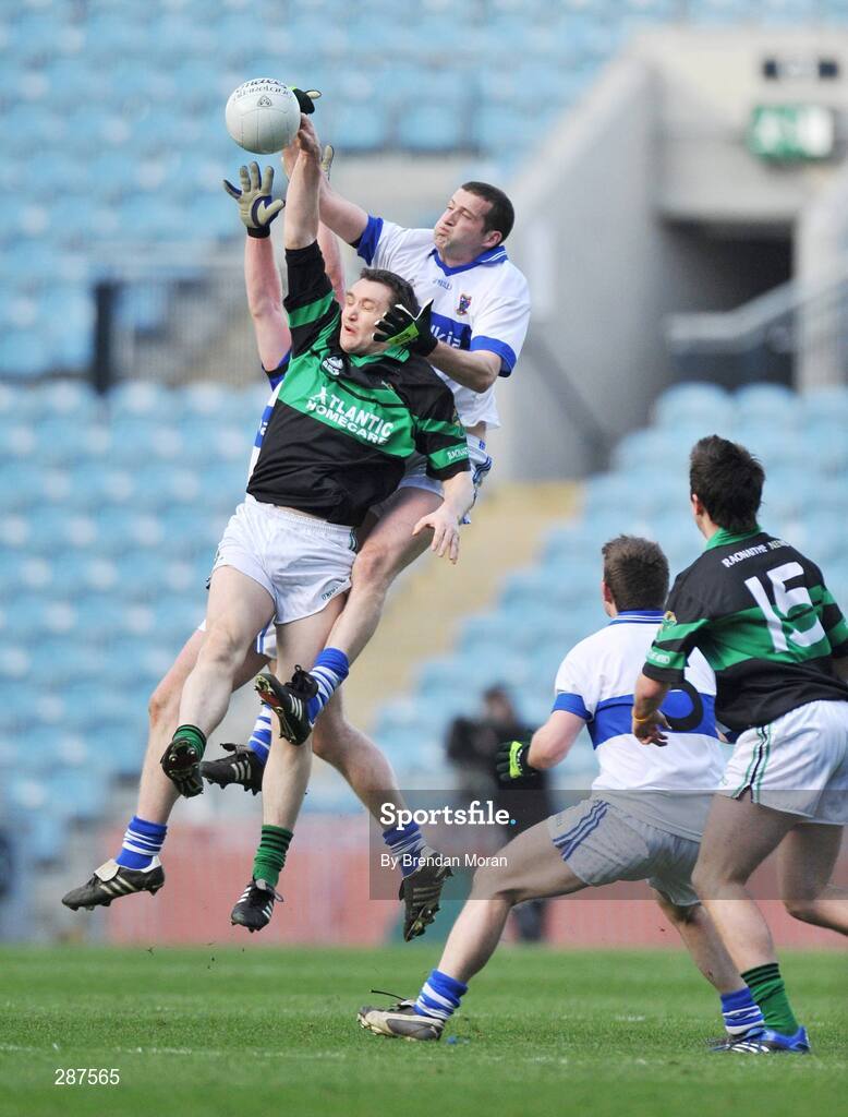 17 March 2008; Michael O'Shea, St Vincent's, contests a high ball with Maurice McCarthy, Nemo Rangers. AIB All-Ireland Club Football Final - St Vincent's v Nemo Rangers, Croke Park, Dublin. Picture credit; Brendan Moran / SPORTSFILE