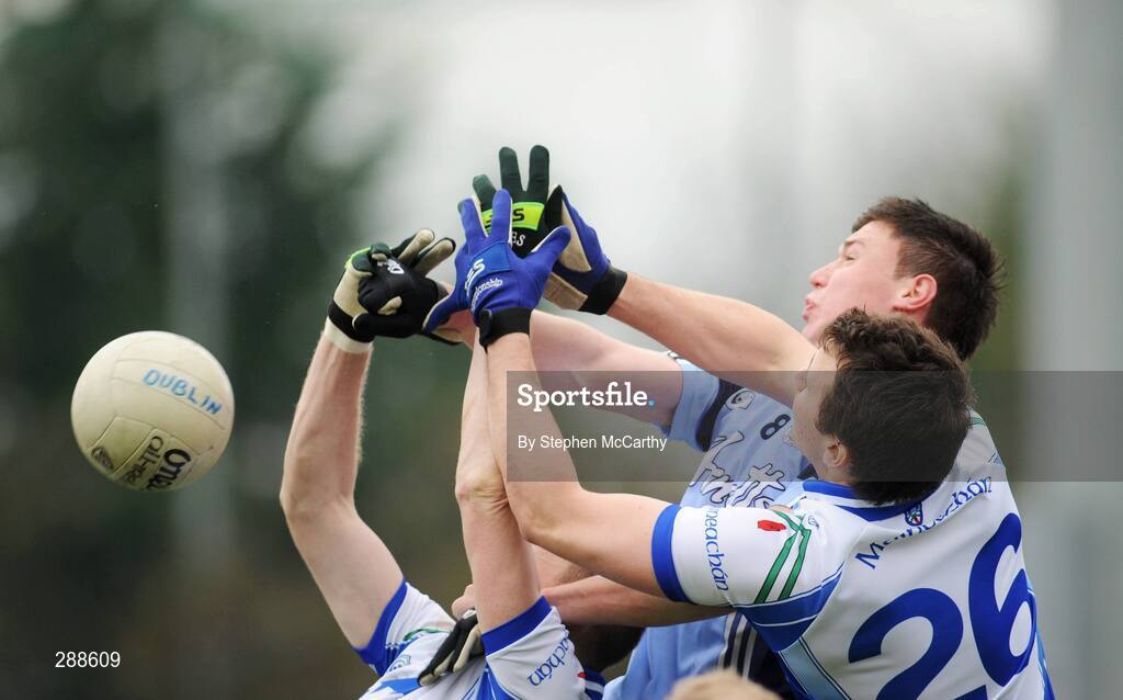 23 March 2008; Éamon Fennell, Dublin, in action against Eoin Lennon, left, and Brendan McKenna, Monaghan. Allianz National Football League, Division 2, Round 4, Dublin v Monaghan, Parnell Park, Dublin. Picture credit; Stephen McCarthy / SPORTSFILE