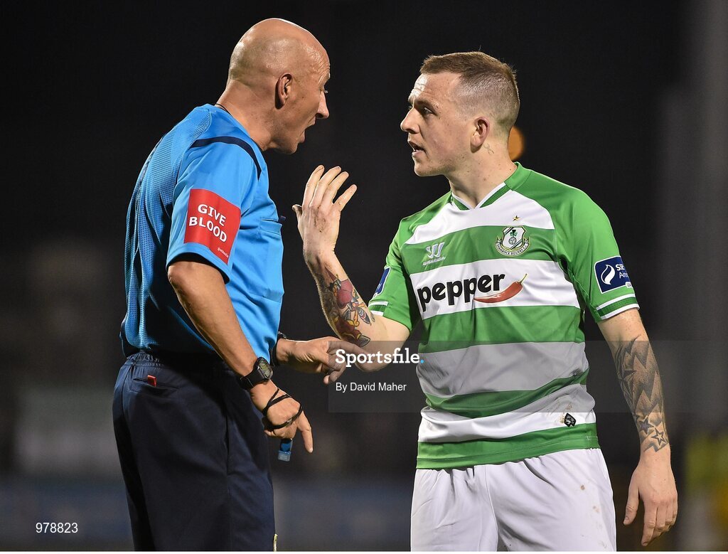 27 March 2015; Gary McCabe, Shamrock Rovers, argues with referee Paul Tuite after reciving a hand injury. SSE Airtricity League Premier Division, Shamrock Rovers v Bohemians. Tallaght Stadium, Tallaght, Co. Dublin. Picture credit: David Maher / SPORTSFILE