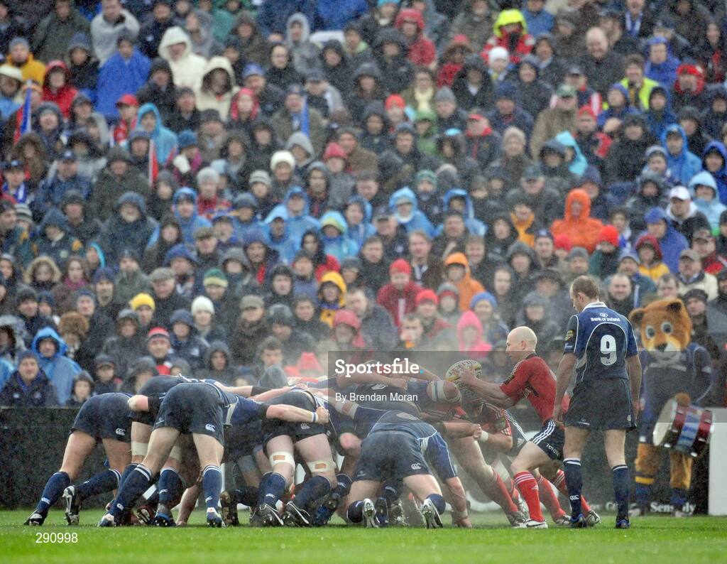 12 April 2008; Munster scrum-half Peter Stringer prepares to put the ball into the scrum between the two teams. Magners League, Leinster v Munster, RDS, Ballsbridge, Dublin. Picture credit: Brendan Moran / SPORTSFILE