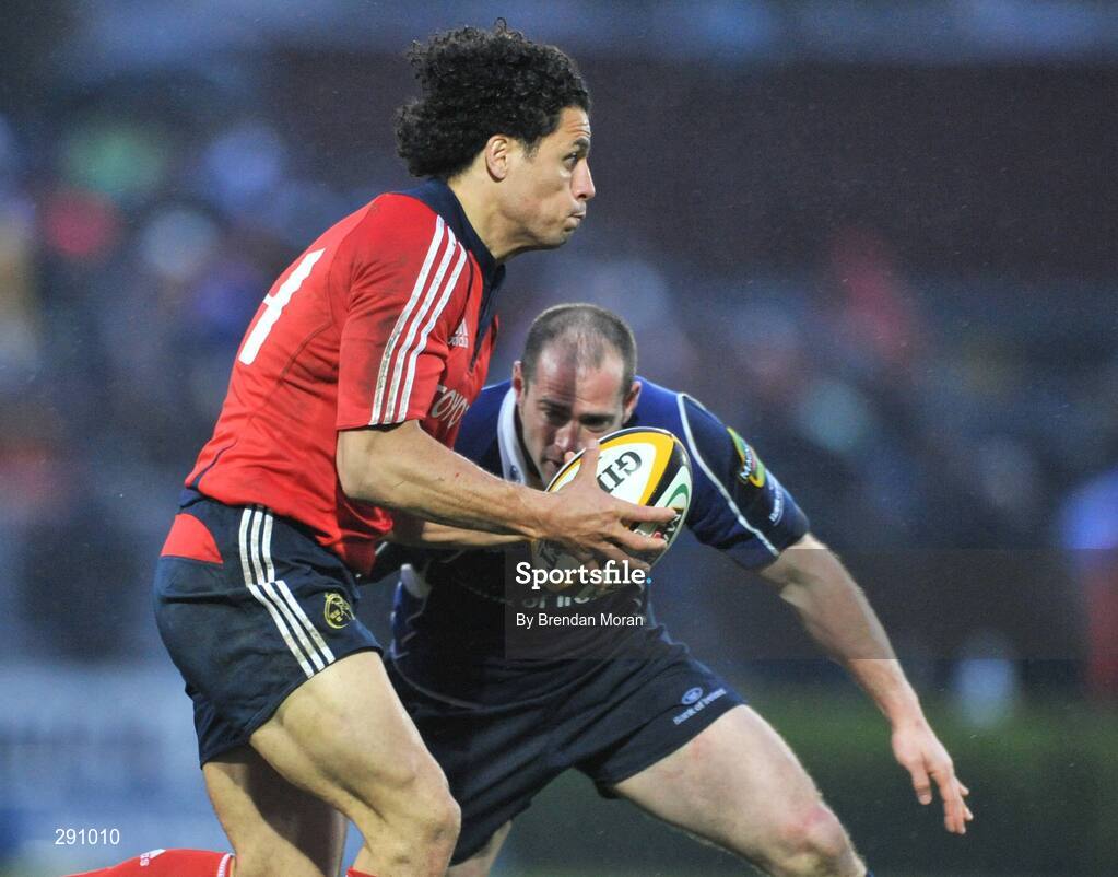 12 April 2008; Doug Howlett, Munster, is closed down by Felipe Contepomi, Leinster. Magners League, Leinster v Munster, RDS, Ballsbridge, Dublin. Picture credit: Brendan Moran / SPORTSFILE