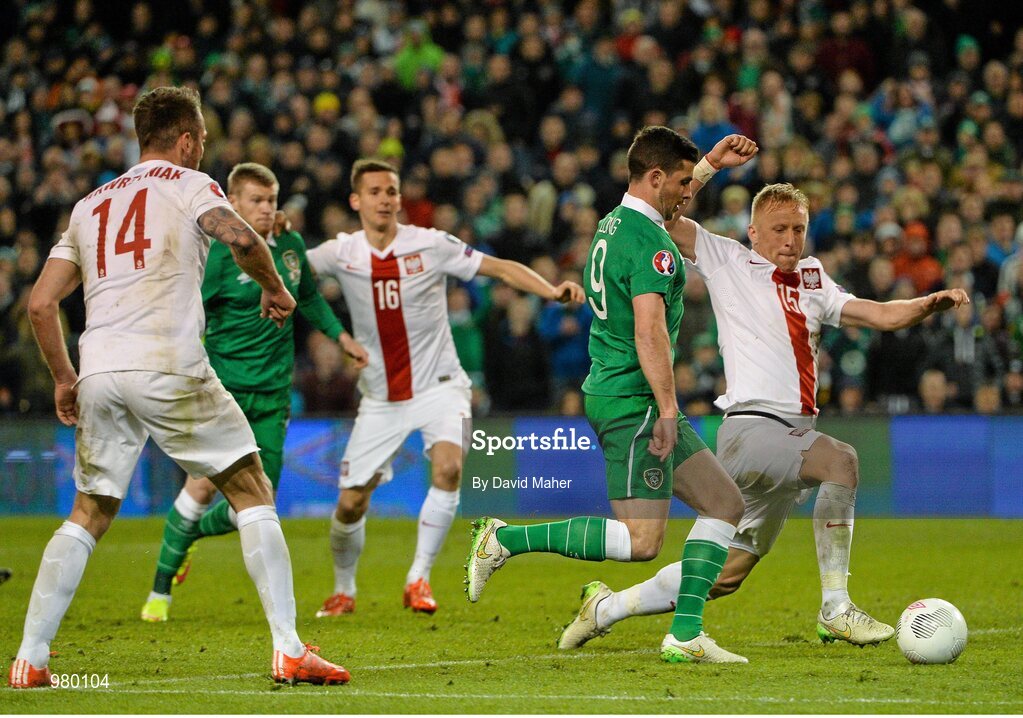 29 March 2015; Shane Long, Republic of Ireland, shoots to score his side's equalizing goal. UEFA EURO 2016 Championship Qualifier, Group D, Republic of Ireland v Poland. Aviva Stadium, Lansdowne Road, Dublin. Picture credit: David Maher / SPORTSFILE