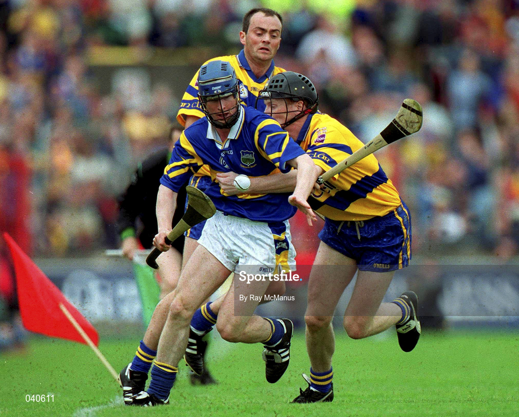 11 June 2000; Paddy O'Brien of Tipperary in action against Frank Lohan, right, and Anthony Daly of Clare during the Guinness Munster Senior Hurling Championship Semi-Final match between Tipperary and Clare at Páirc Ui Chaoimh in Cork. Photo by Ray McManus/Sportsfile