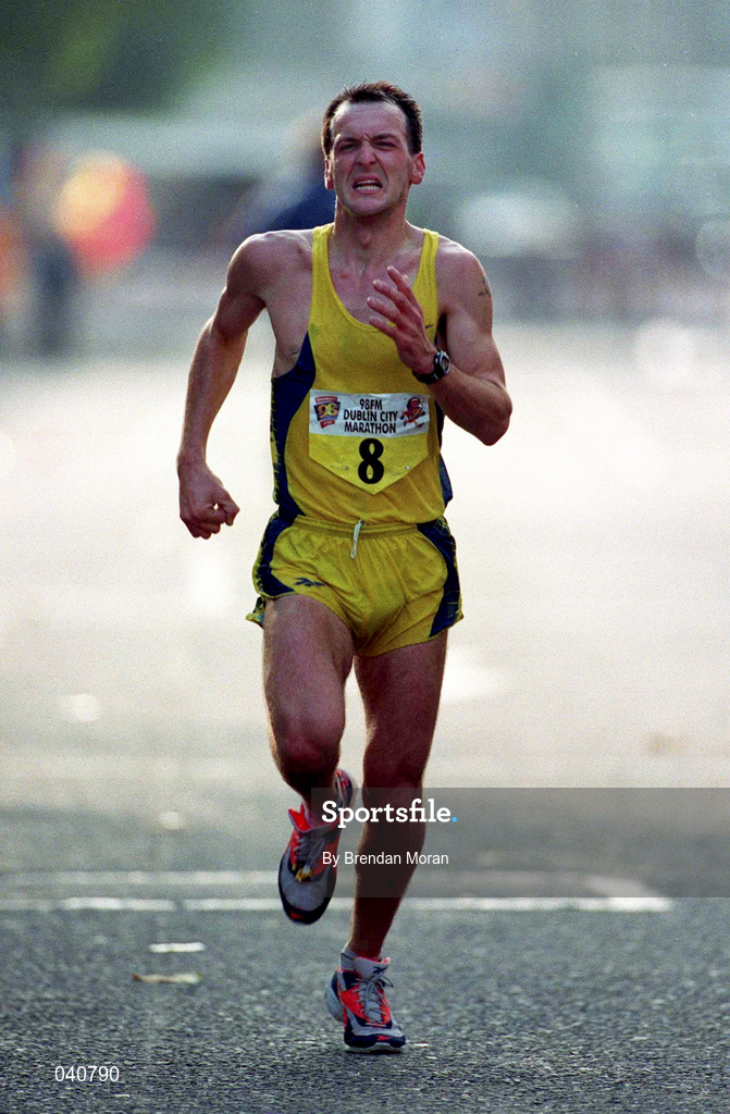 25 October 1999; Jamie Lewis in action during the 1999 98FM Dublin City Marathon in Dublin. Photo by Brendan Moran/Sportsfile