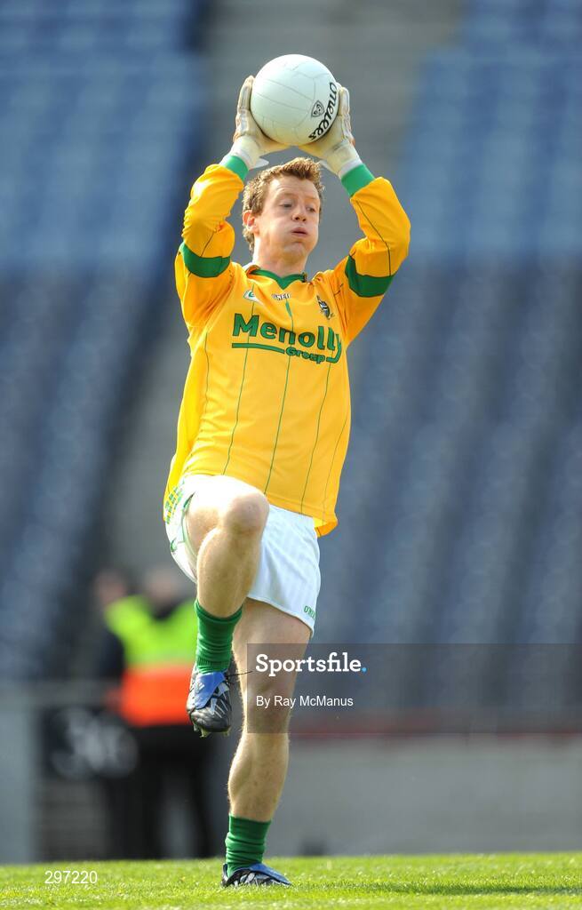 18 May 2008; Meath goalkeeper Michael Ahern passes time in the 57 minute as play proceeds at the other end of the pitch. The score at the time is Meath 1-21 to Carlow's 0-8. GAA Football Leinster Senior Championship 1st Round, Meath v Carlow, Croke Park, Dublin. Picture credit: Ray McManus / SPORTSFILE