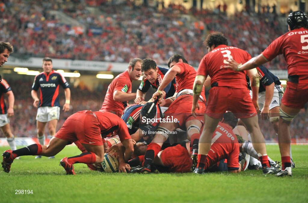 24 May 2008; Munster's Denis Leamy reaches for the line with the ball. The try was subsequently disallowed by referee Nigel Owens. Heineken Cup Final, Munster v Toulouse, Millennium Stadium, Cardiff, Wales. Picture credit: Brendan Moran / SPORTSFILE
