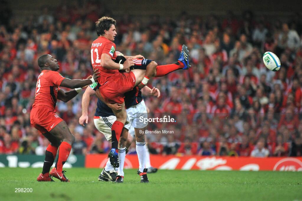 24 May 2008; Yannick Jauzion, Toulouse, offloads the ball despite the tackle of Lifeimi Mafi, Munster. Heineken Cup Final, Munster v Toulouse, Millennium Stadium, Cardiff, Wales. Picture credit: Brendan Moran / SPORTSFILE