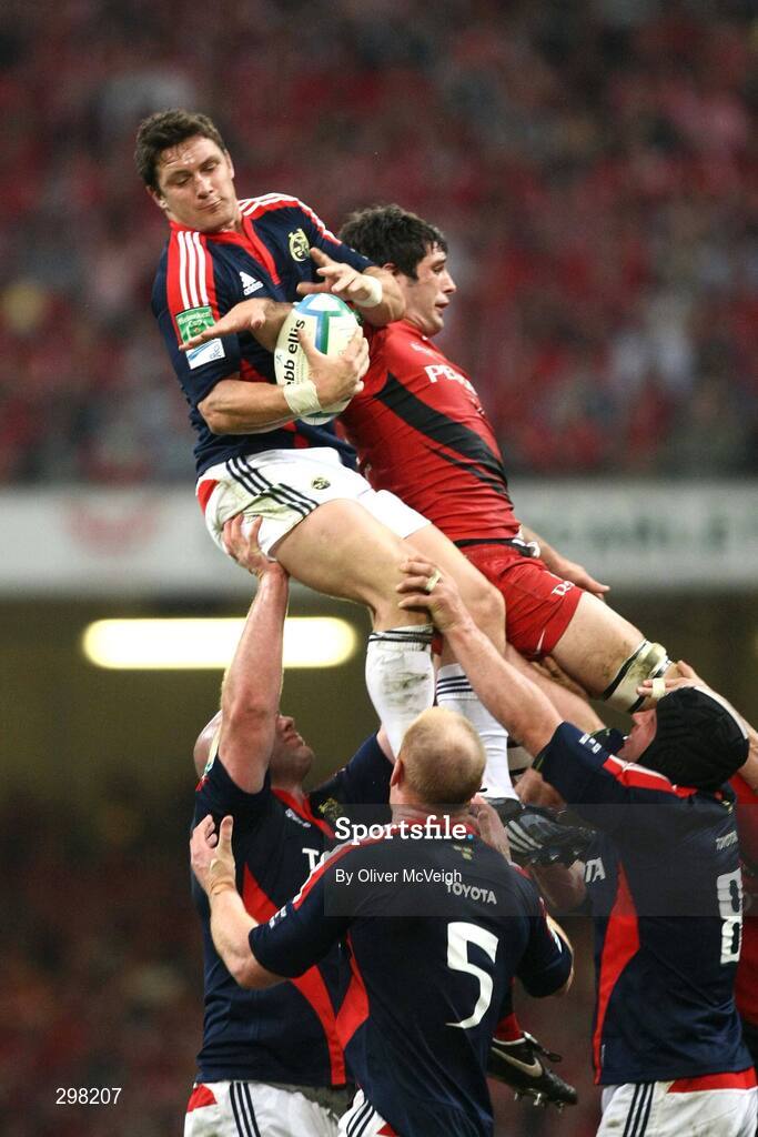 24 May 2008; Munster's David Wallace wins possession in the lineout against Toulouse's Fabien Pelous. Heineken Cup Final, Munster v Toulouse, Millennium Stadium, Cardiff, Wales. Picture credit: Oliver McVeigh / SPORTSFILE