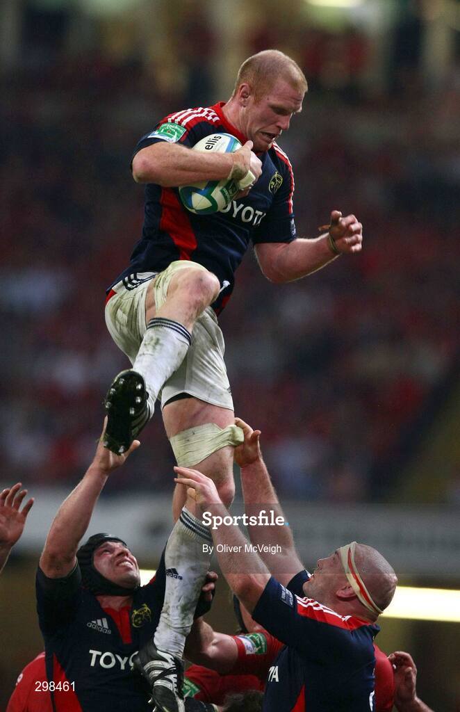 24 May 2008; Munster's Paul O'Connell wins possession in the line-out. Heineken Cup Final, Munster v Toulouse, Millennium Stadium, Cardiff, Wales. Picture credit: Oliver McVeigh / SPORTSFILE