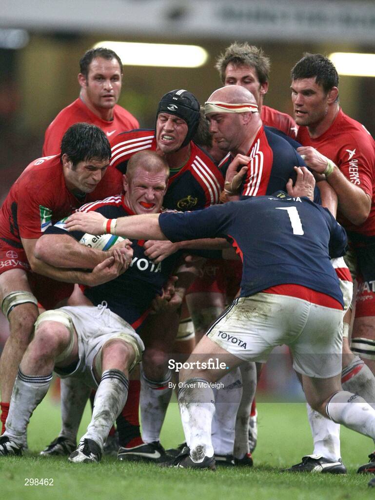 24 May 2008; Munster's Paul O'Connell, supported by team-mates Denis Leamy, John Hayes, and Marcus Horan. Heineken Cup Final, Munster v Toulouse, Millennium Stadium, Cardiff, Wales. Picture credit: Oliver McVeigh / SPORTSFILE