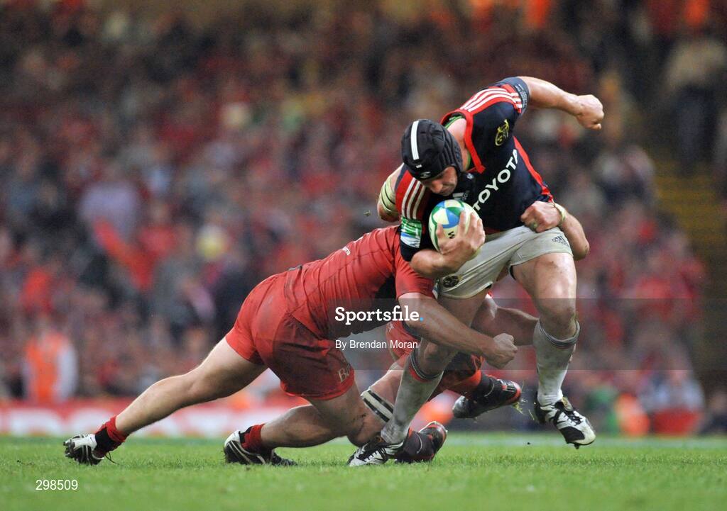 24 May 2008; Denis Leamy, Munster, is tackled by William Servat and Fabien Pelous, Toulouse. Heineken Cup Final, Munster v Toulouse, Millennium Stadium, Cardiff, Wales. Picture credit: Brendan Moran / SPORTSFILE
