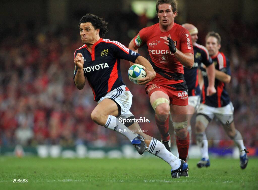 24 May 2008; Doug Howlett, Munster, races through the Toulouse defence. Heineken Cup Final, Munster v Toulouse, Millennium Stadium, Cardiff, Wales. Picture credit: Brendan Moran / SPORTSFILE