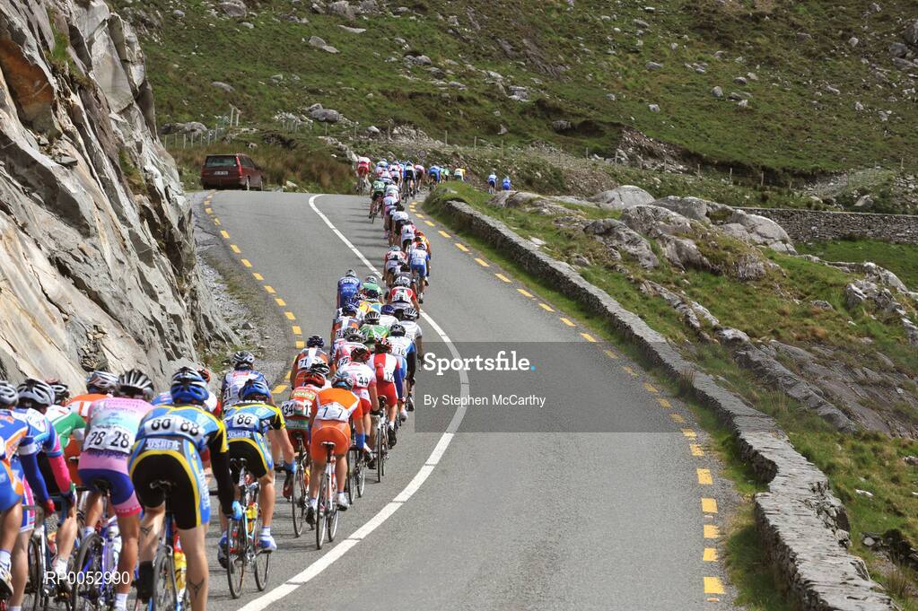 22 May 2008; A general view of the peloton on the descent of Molls Gap, Co. Kerry. FBD Insurance Ras 2008 - Stage 5, Tralee - Skibbereen. Picture credit: Stephen McCarthy / SPORTSFILE