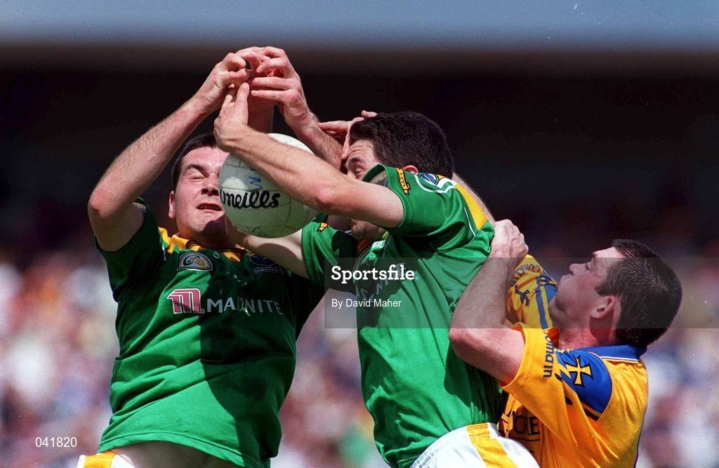 2 July 2000; Ronan Haslette, right, and Pat Farrell of Leitrim in action against Donal Casserly of Roscommon during the Bank of Ireland Connacht Senior Football Championship Semi-Final match between Roscommon and Leitrim at Dr Hyde Park in Roscommon. Photo by David Maher/Sportsfile