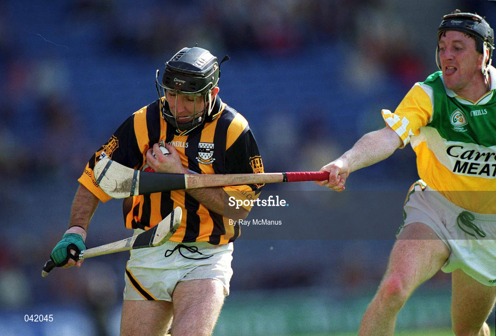 9 July 2000; DJ Carey of Kilkenny in action against Brian Whelahan of Offaly during the Guinness Leinster Senior Hurling Championship Final match between Kilkenny and Offaly at Croke Park in Dublin. Photo by Ray McManus/Sportsfile
