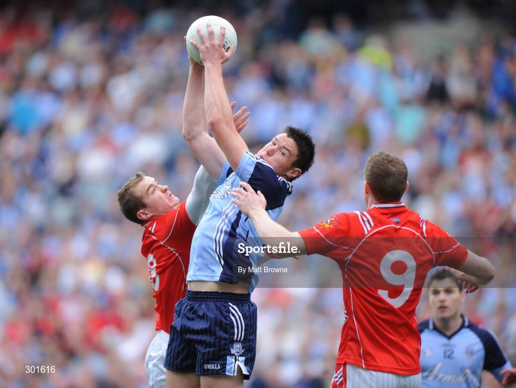 8 June 2008; Éamon Fennell, Dublin, in action against Paddy Keenan and Ronan Carroll, 9, Louth. GAA Football Leinster Senior Championship Quarter-Final, Louth v Dublin, Croke Park, Dublin. Picture credit: Matt Browne / SPORTSFILE