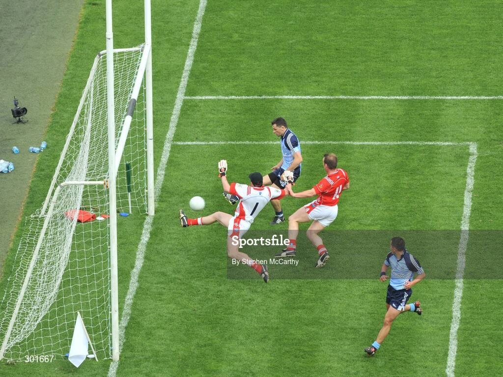 8 June 2008; Alan Brogan, Dublin, shoots to score his side's goal past Louth goalkeeper Stuart Reynolds and Mark Stanfield. GAA Football Leinster Senior Championship Quarter-Final, Louth v Dublin, Croke Park, Dublin. Picture credit: Stephen McCarthy / SPORTSFILE