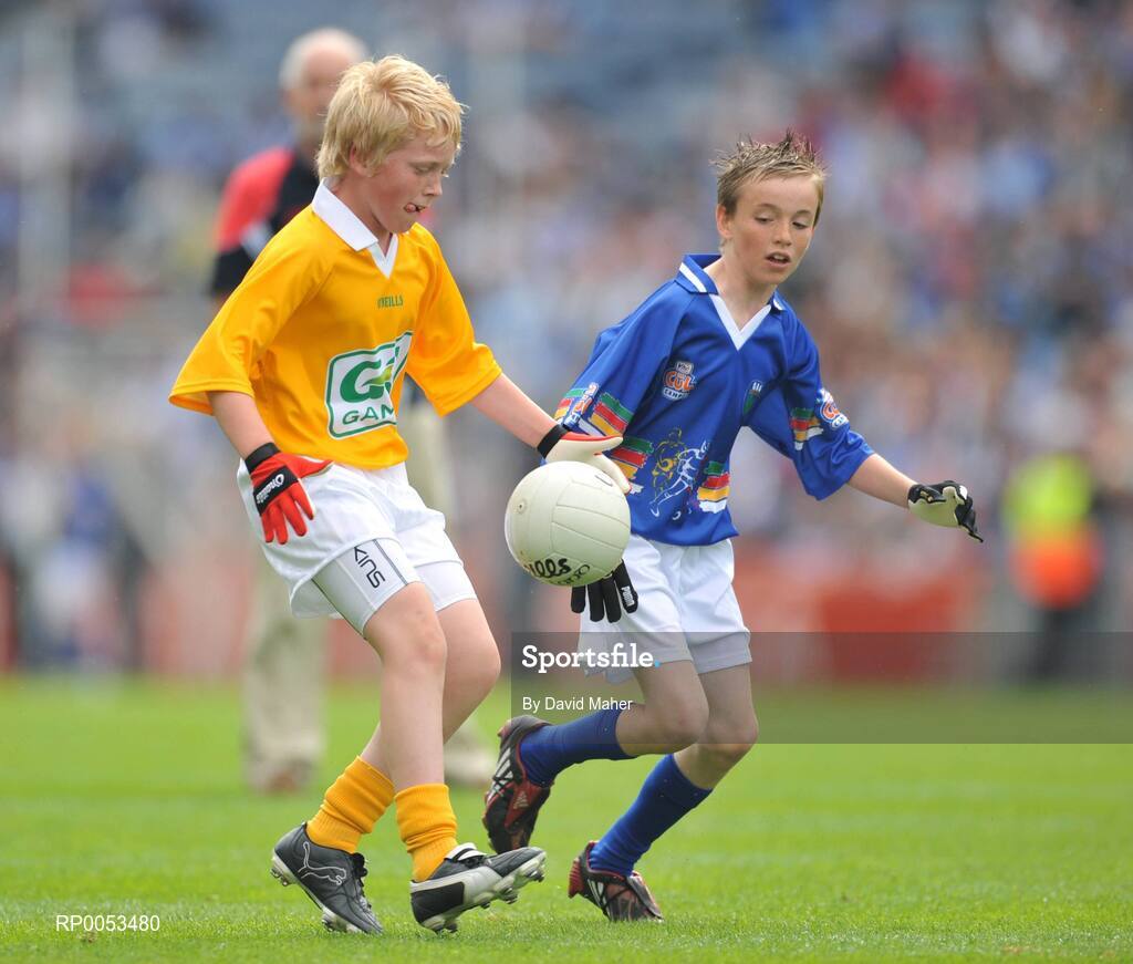 9 June 2008; Cillian Mulligan, left, from Kilkerley, Co. Louth, in action against Sean Boylan, Holy Trinity school, Donaghmede, Co. Dublin, pictured participating in the Vhi Cúl Camps game played at half time during the GAA Football Leinster Senior Championship Quarter-Final, Louth v Dublin, Croke Park, Dublin. Picture credit: David Maher / SPORTSFILE