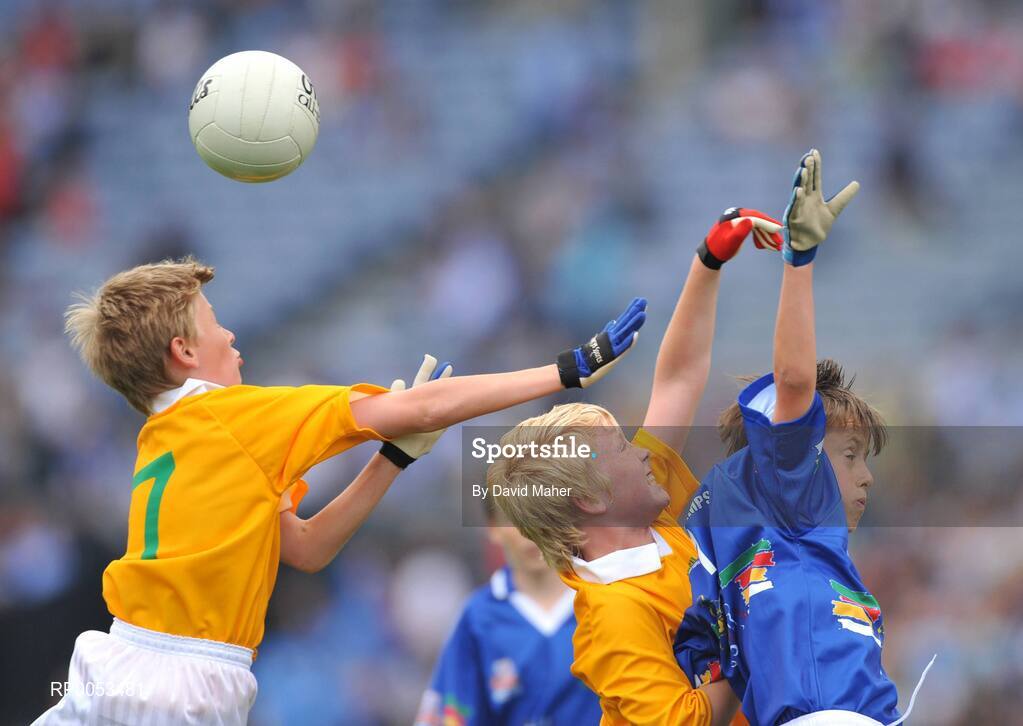 8 June 2008; James Dunne, far left, Blackrock, Co. Louth, Cillian Mulligan, centre, Kilkerley, Co. Louth, in action against Jonathan O'Keeffe, Holy Trinity school, Donaghmede, Co. Dublin, pictured participating in the Vhi Cúl Camps game played at half time during the GAA Football Leinster Senior Championship Quarter-Final, Louth v Dublin, Croke Park, Dublin. Picture credit: David Maher / SPORTSFILE
