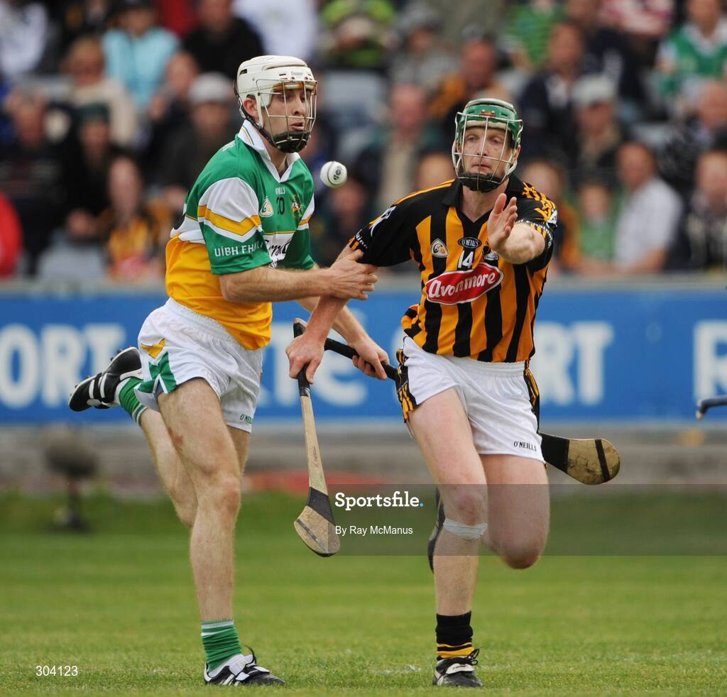 15 June 2008; Henry Shefflin, Kilkenny, in action against Kevin Brady, Offaly. GAA Hurling Leinster Senior Championship Semi-Final, Offaly v Kilkenny, O'Moore Park, Portlaoise, Co. Laois. Picture credit: Ray McManus / SPORTSFILE
