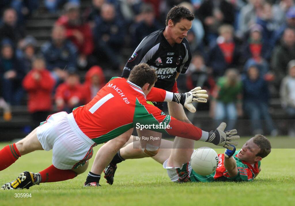22 June 2008; Gerry McGowan, Sligo, in action against  Mayo's David Clarke and Colm Boyle. GAA Football Connacht Senior Championship Semi-Final, Mayo v Sligo, McHale Park, Castlebar, Co. Mayo. Picture credit: Ray Ryan / SPORTSFILE