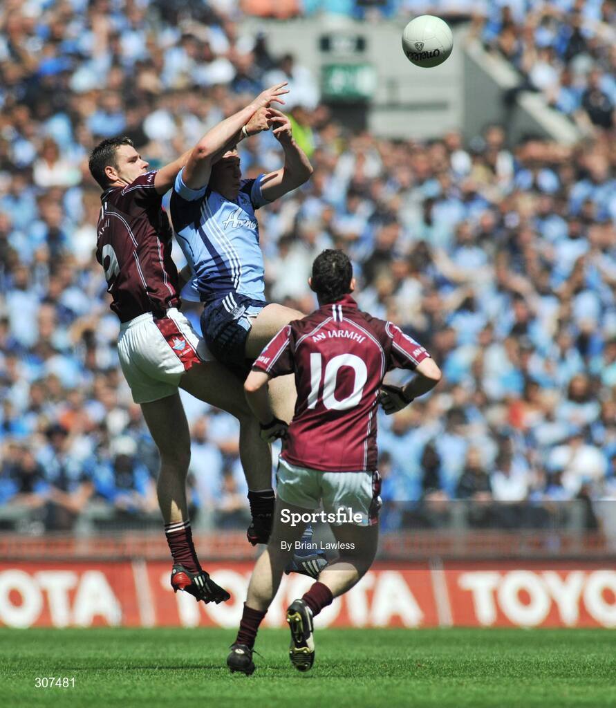 29 June 2008; Éamon Fennell, Dublin, in action against David Duffy and Fergal Wilson, right, Westmeath. GAA Football Leinster Senior Championship Semi-Final, Dublin v Westmeath, Croke Park, Dublin. Picture credit: Brian Lawless / SPORTSFILE