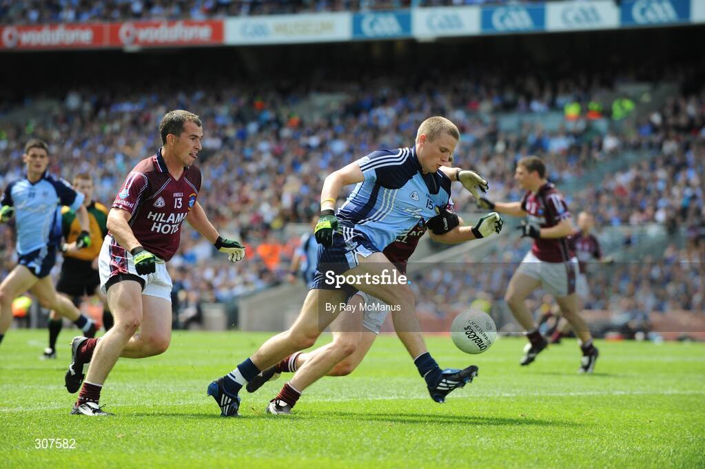 27 June 2008; Tomas Quinn, Dublin, in action against Francis Boyle and Dessie Dolan, left, Westmeath. GAA Football Leinster Senior Championship Semi-Final, Dublin v Westmeath, Croke Park, Dublin. Picture credit: Ray McManus / SPORTSFILE
