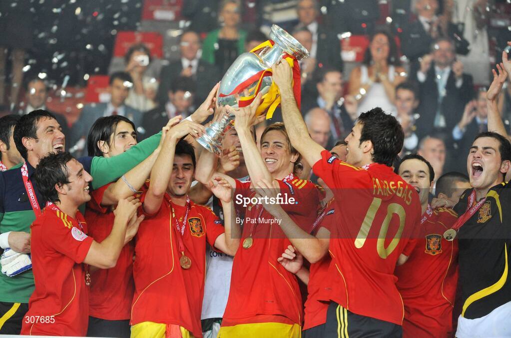 29 June 2008; The Spanish players celebrate with the trophy. UEFA EURO 2008TM, Final, Germany v Spain, Ernst Happel Stadion, Vienna, Austria. Picture credit; Pat Murphy / SPORTSFILE