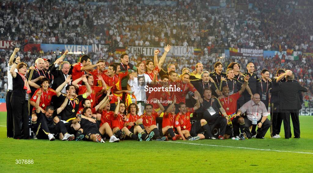 29 June 2008; The Spanish team and management celebrate with the trophy. UEFA EURO 2008TM, Final, Germany v Spain, Ernst Happel Stadion, Vienna, Austria. Picture credit; Pat Murphy / SPORTSFILE