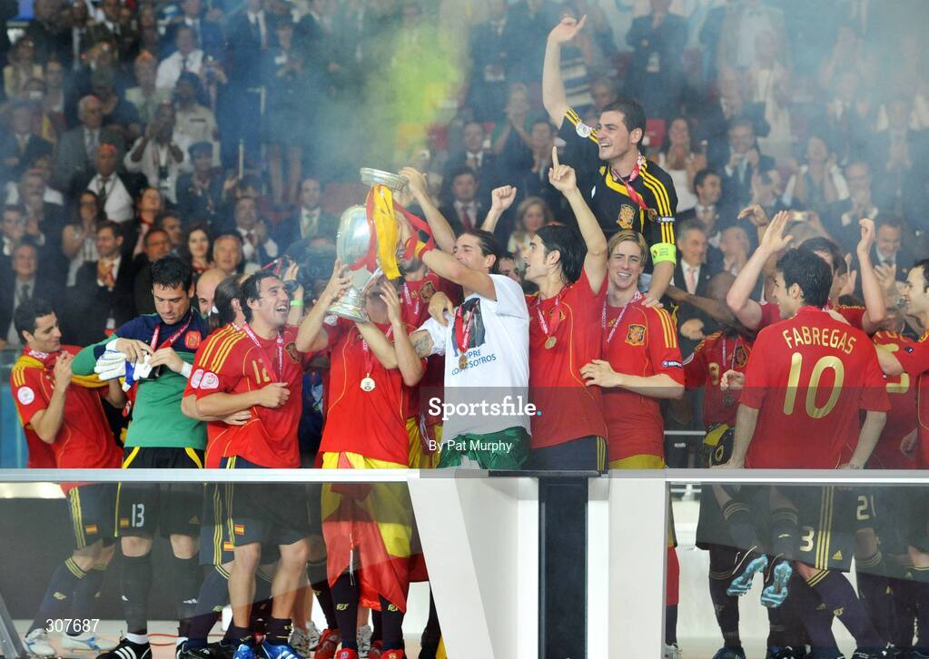 29 June 2008; The Spanish players celebrate with the trophy. UEFA EURO 2008TM, Final, Germany v Spain, Ernst Happel Stadion, Vienna, Austria. Picture credit; Pat Murphy / SPORTSFILE