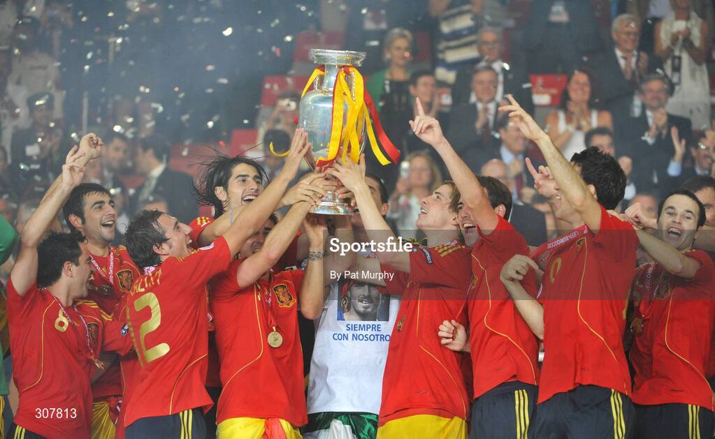 29 June 2008; The Spain players celebrate with the cup. UEFA EURO 2008TM, Final, Germany v Spain, Ernst Happel Stadion, Vienna, Austria. Picture credit; Pat Murphy / SPORTSFILE