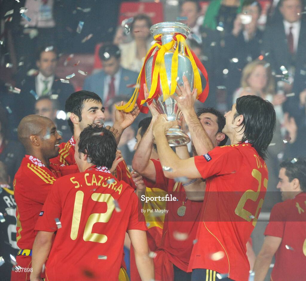 29 June 2008; The Spain players celebrate with the cup. UEFA EURO 2008TM, Final, Germany v Spain, Ernst Happel Stadion, Vienna, Austria. Picture credit; Pat Murphy / SPORTSFILE
