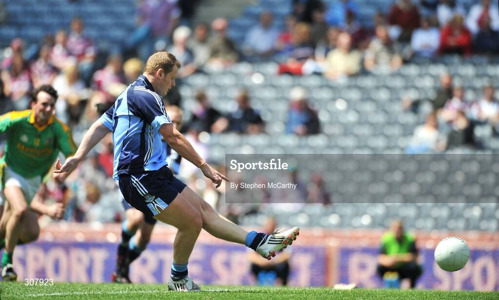29 June 2008; Warren Finnegan, Dublin, shoots to score his goal from a penalty. Leinster Junior Football Championship Final, Dublin v Meath, Croke Park, Dublin. Picture credit: Stephen McCarthy / SPORTSFILE